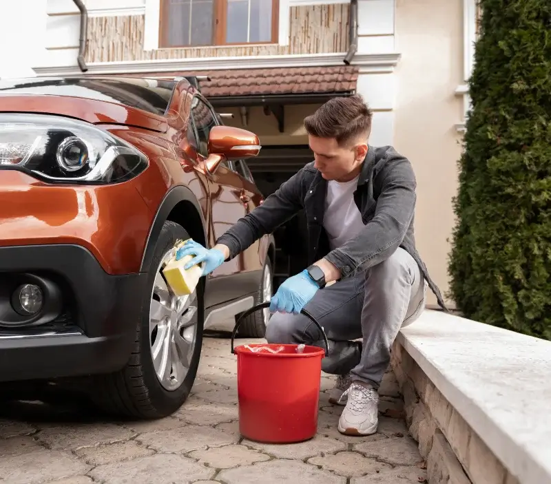 Lavage auto à domicile Dollot : professionnel intervenant sur un véhicule